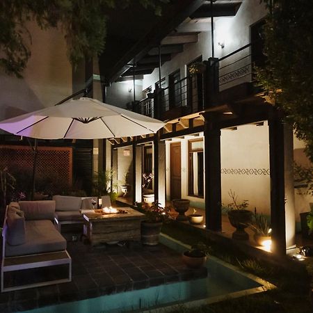 Yox Hotel Boutique San Cristóbal de Las Casas Εξωτερικό φωτογραφία The hotel's courtyard at night