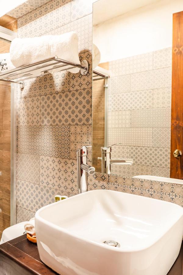 Yox Hotel Boutique San Cristóbal de Las Casas Εξωτερικό φωτογραφία Bathroom tiles