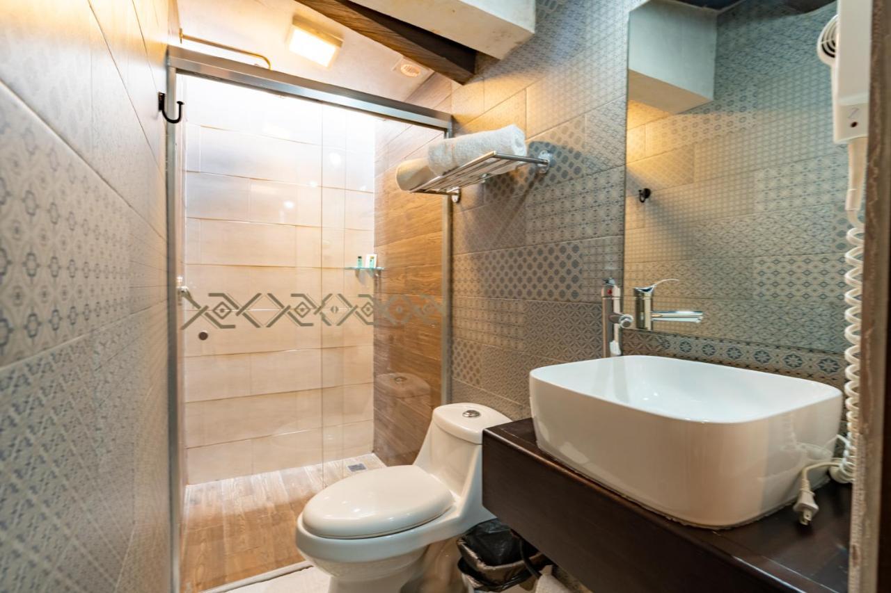 Yox Hotel Boutique San Cristóbal de Las Casas Εξωτερικό φωτογραφία Bathroom with shower enclosure