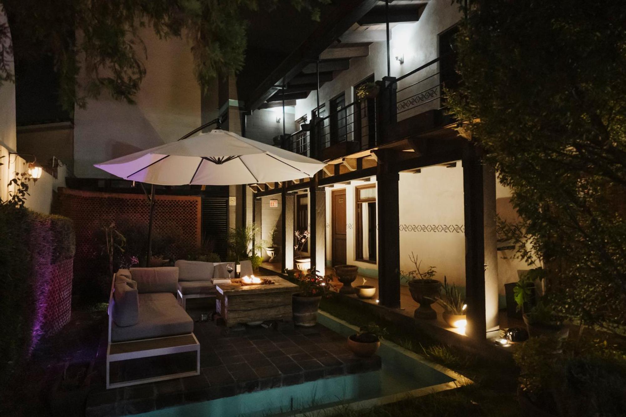 Yox Hotel Boutique San Cristóbal de Las Casas Εξωτερικό φωτογραφία The hotel's courtyard at night